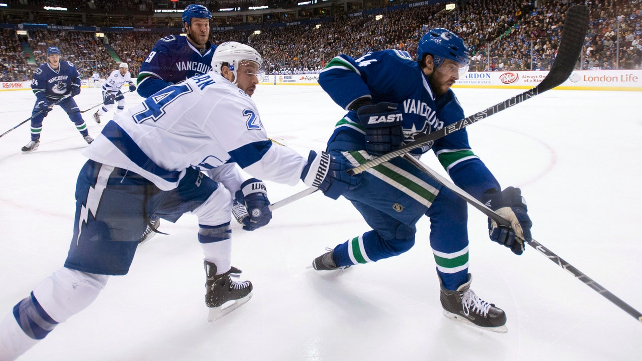 Nikita Kucherov scores in OT, lifts Lightning past Canucks